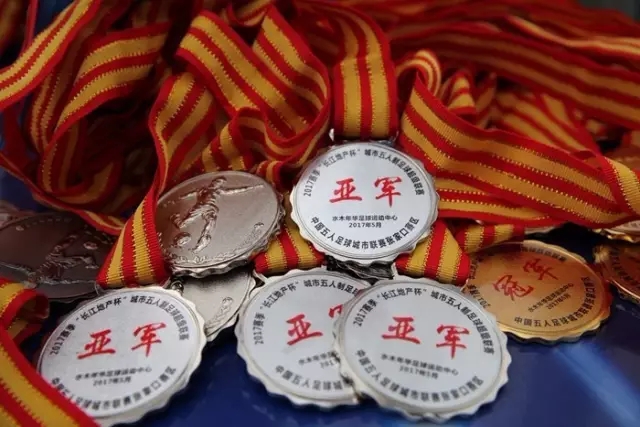 两连冠背后的掌舵人：汉斯-弗里克再获“西甲最佳教练”，巴萨能走多远？